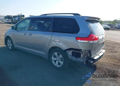 2011 Toyota Sienna Le V6 z USA, uszkodzony, nr VIN 5TDKK3DC6BS072605